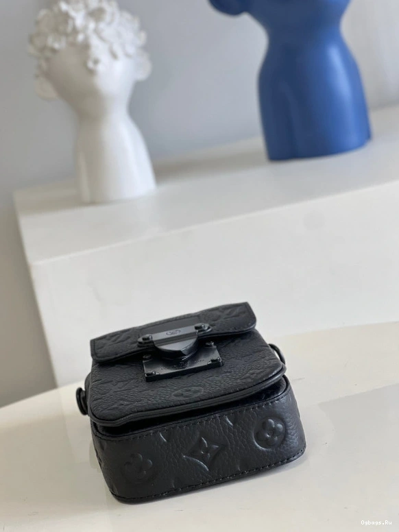 S-LOCK VUITTON LOUIS VERTICAL WEARABLE WALLET 0313